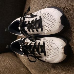 Women's Brooks Revel 4 size 8.5